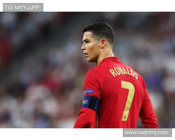 球迷疯狂冲进场内夺C罗球衣引发欧冠赛场奇观